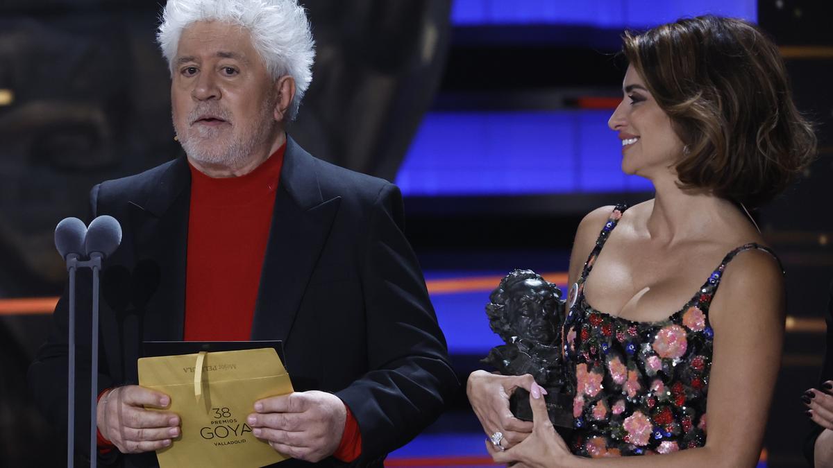 Pedro Almodóvar y Penélope Cruz, en la gala de los Goya.