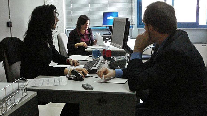 Los sindicatos califican la nueva norma de los interinos de «chapuza» y dudan de su legalidad - Vimarsana News