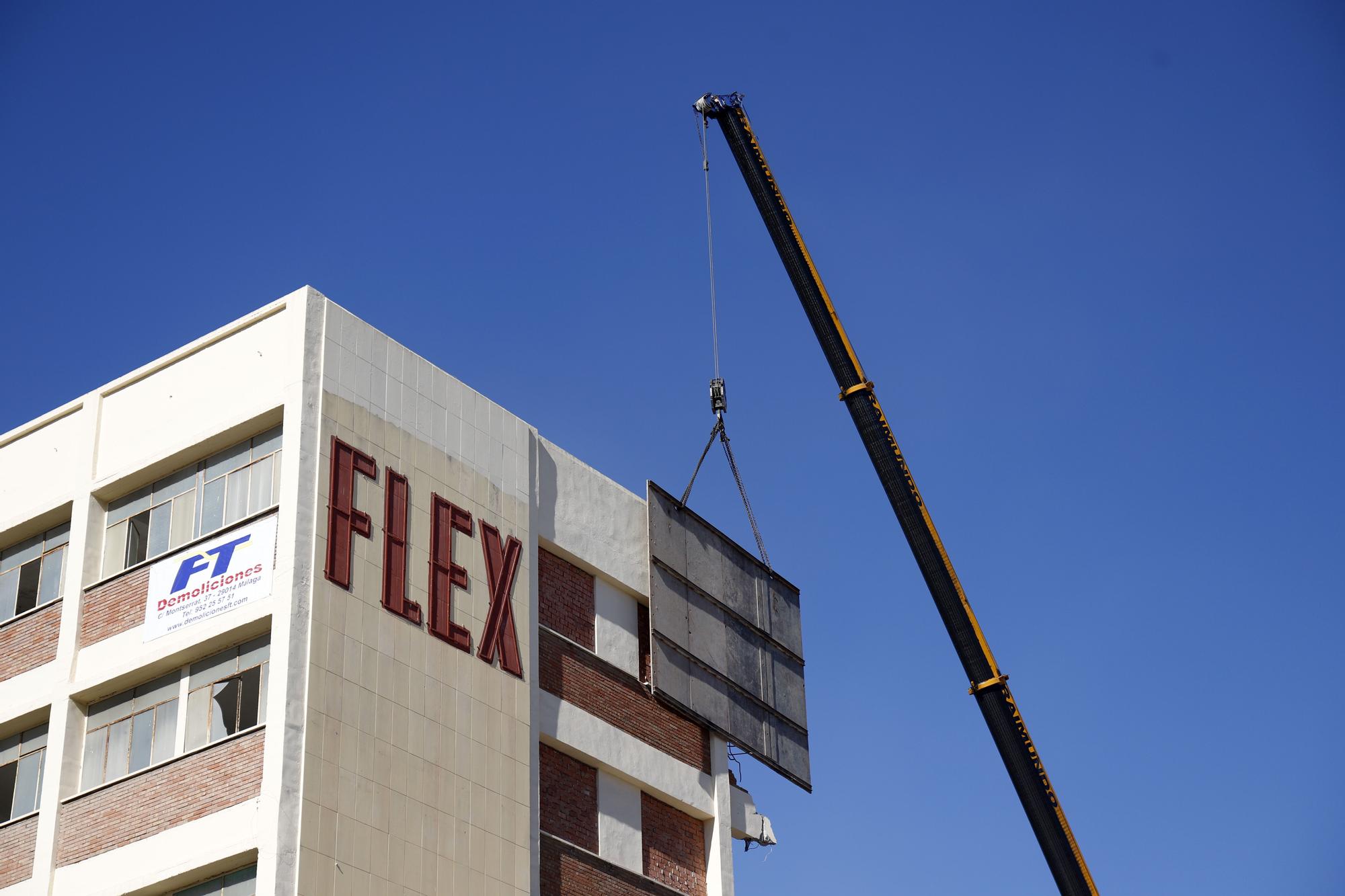 Demolición del antiguo edificio de la Flex en la Carretera de Cádiz.