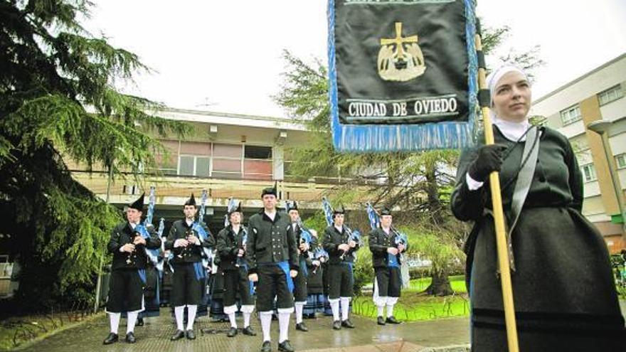 La Banda de Gaitas «Ciudad de Oviedo», en la explanada del instituto, esperando para salir en procesión.