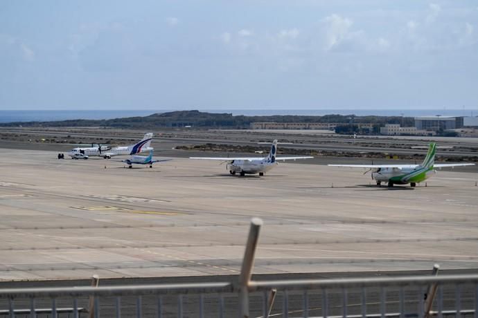 26-03-20  GRAN CANARIA. AEROPUERTO DE GRAN CANARIA. INGENIO TELDE. . Efecto del Covid-19 en el Aeropuerto de Gran Canaria, plataforma de aparcamiento de aviones vacía, últimos turistas y últimos en llegar.  Fotos: Juan Castro.