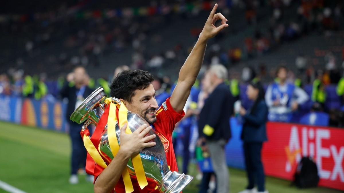 Jesús Navas posa con el trofeo de la Eurocopa 2024