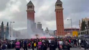 Los ultras del PSG a punto de llegar a Montjuïc