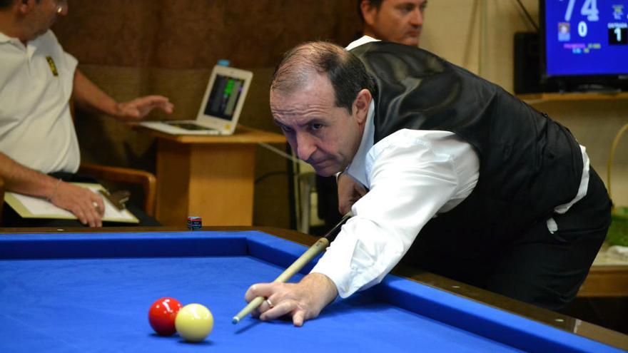 José Albert Tornero durante una partida de billar en Elda.