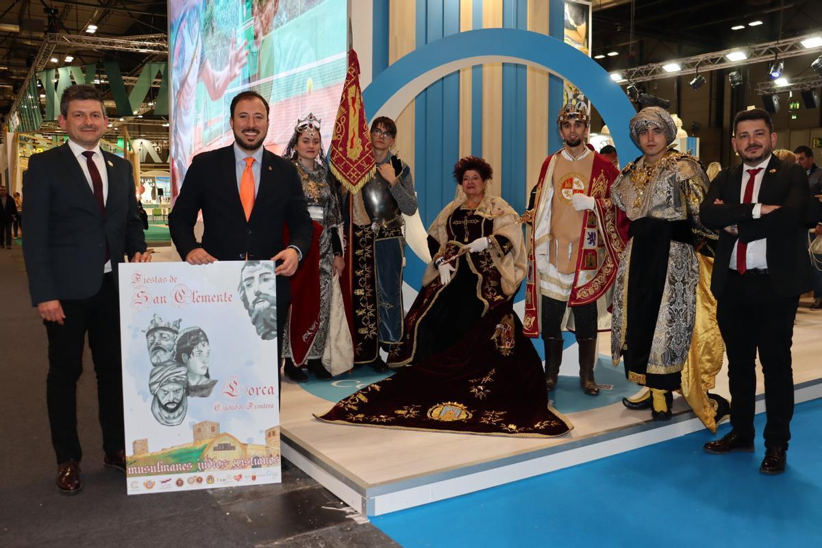 Luis Antonio Torres del Alcázar y Francisco Morales   con el cartel y personajes de las Fiestas de San Clemente