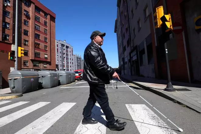 El largo túnel de Andrés Mayor, un asturiano que perdió la visión a causa de la retinosis pigmentaria