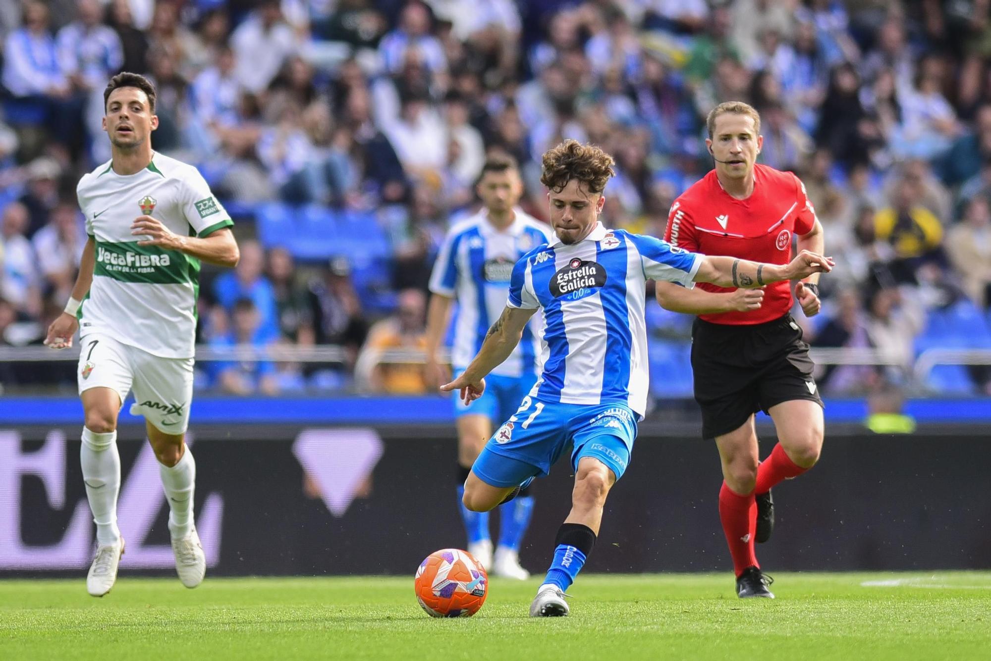 El Dépor cae goleado (0-4) por el Elche para cerrar la temporada 2025-25 en Riazor