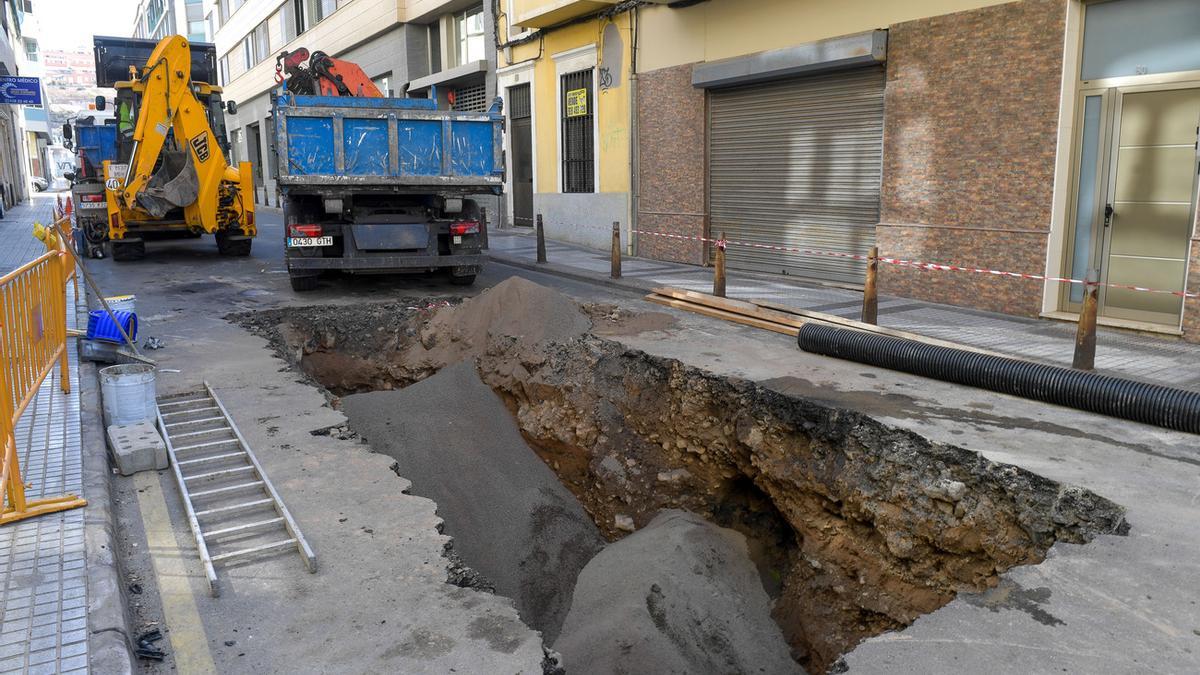 Trabajos de reparación de la tubería averiada en la calle Almansa