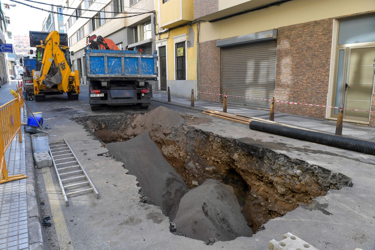 Trabajos de reparación de la tubería averiada en la calle Almansa