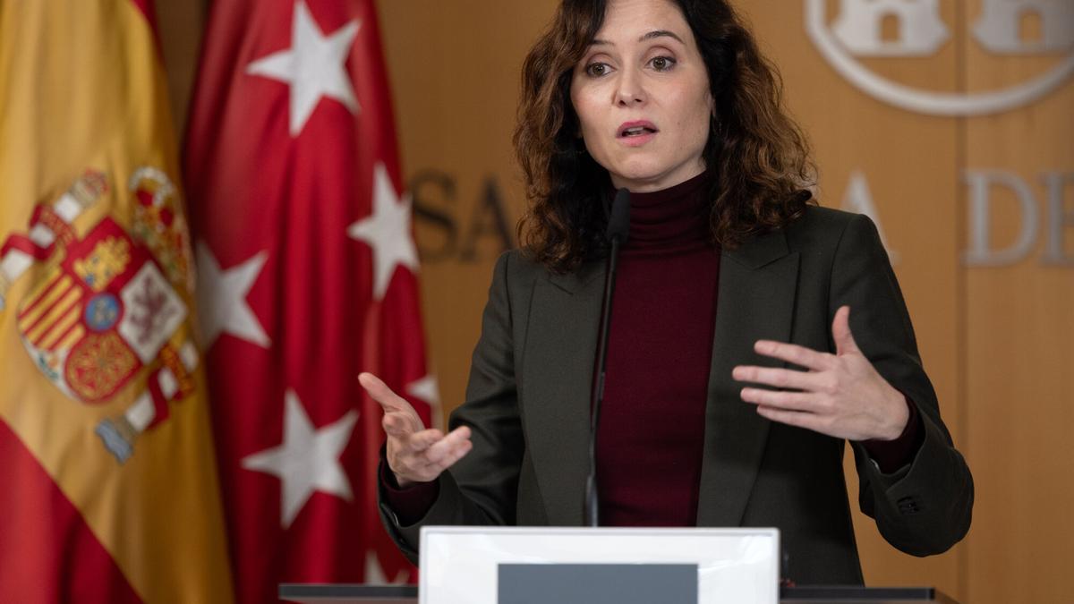 Ayuso ve a Sánchez "acorralado por corrupción" y le acusa de "destrozar la democracia"