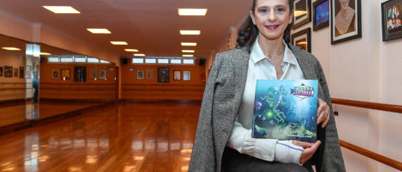 La bailarina y autora del cuento &#039;Si los peces hablaran&#039;, Sandra Santa Cruz, en la academia de baile que lleva su nombre.