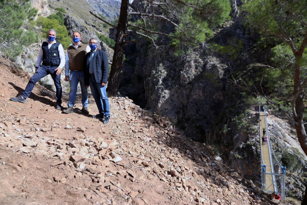 Inauguran el puente colgante de El Saltillo, en la Axarquía