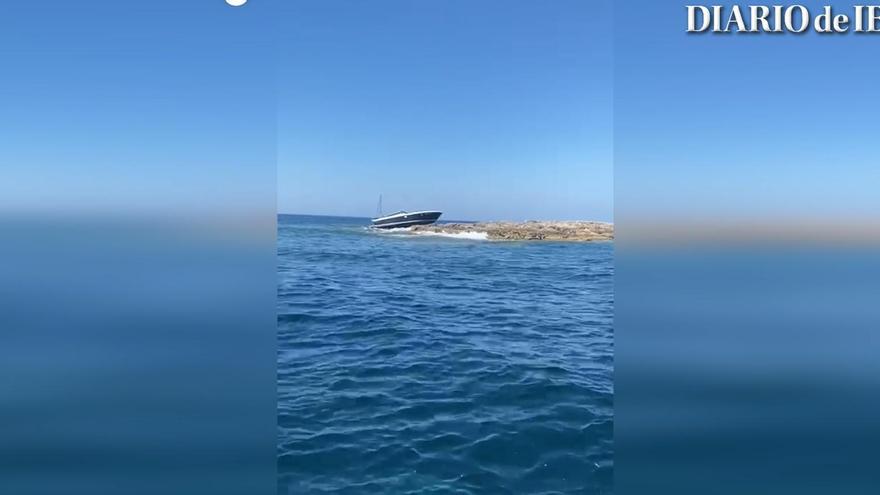 Rescatadas once personas de una lancha embarrancada en un islote entre Ibiza y Formentera