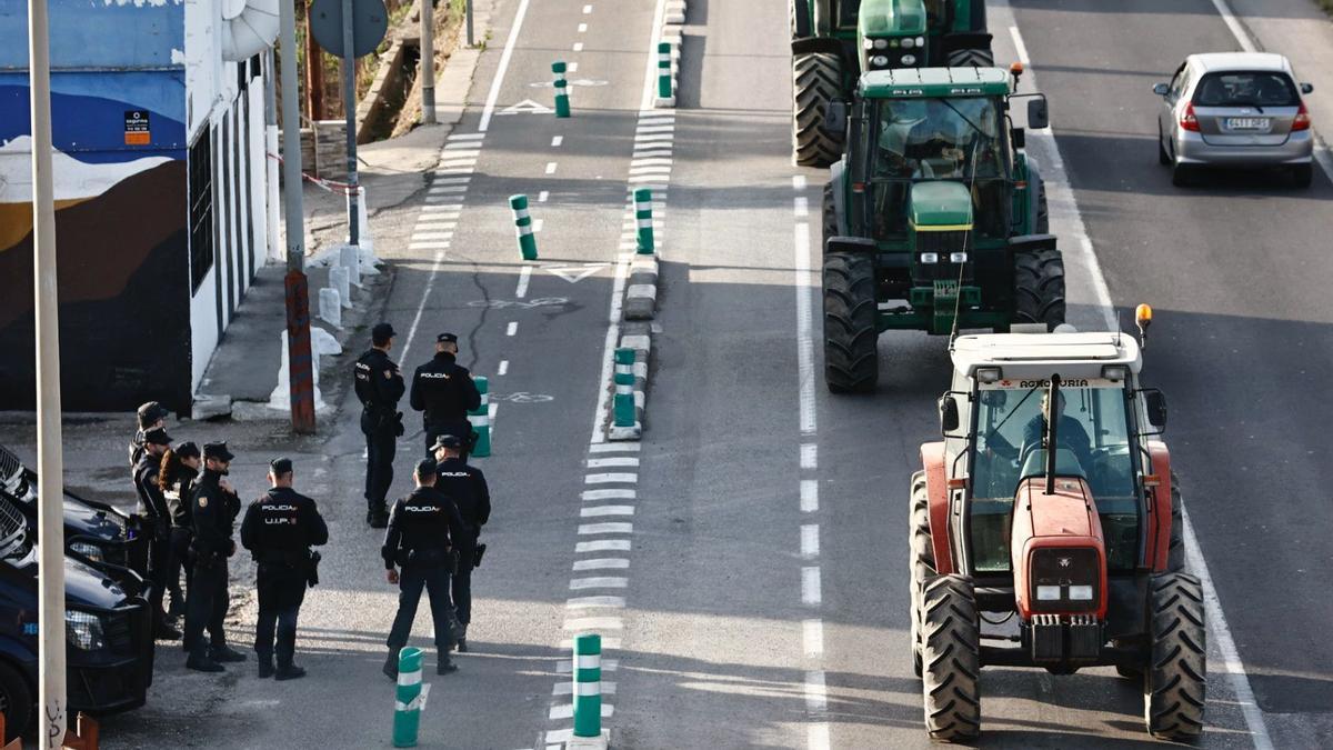 La tractorada de los agricultores valencianos, en imágenes