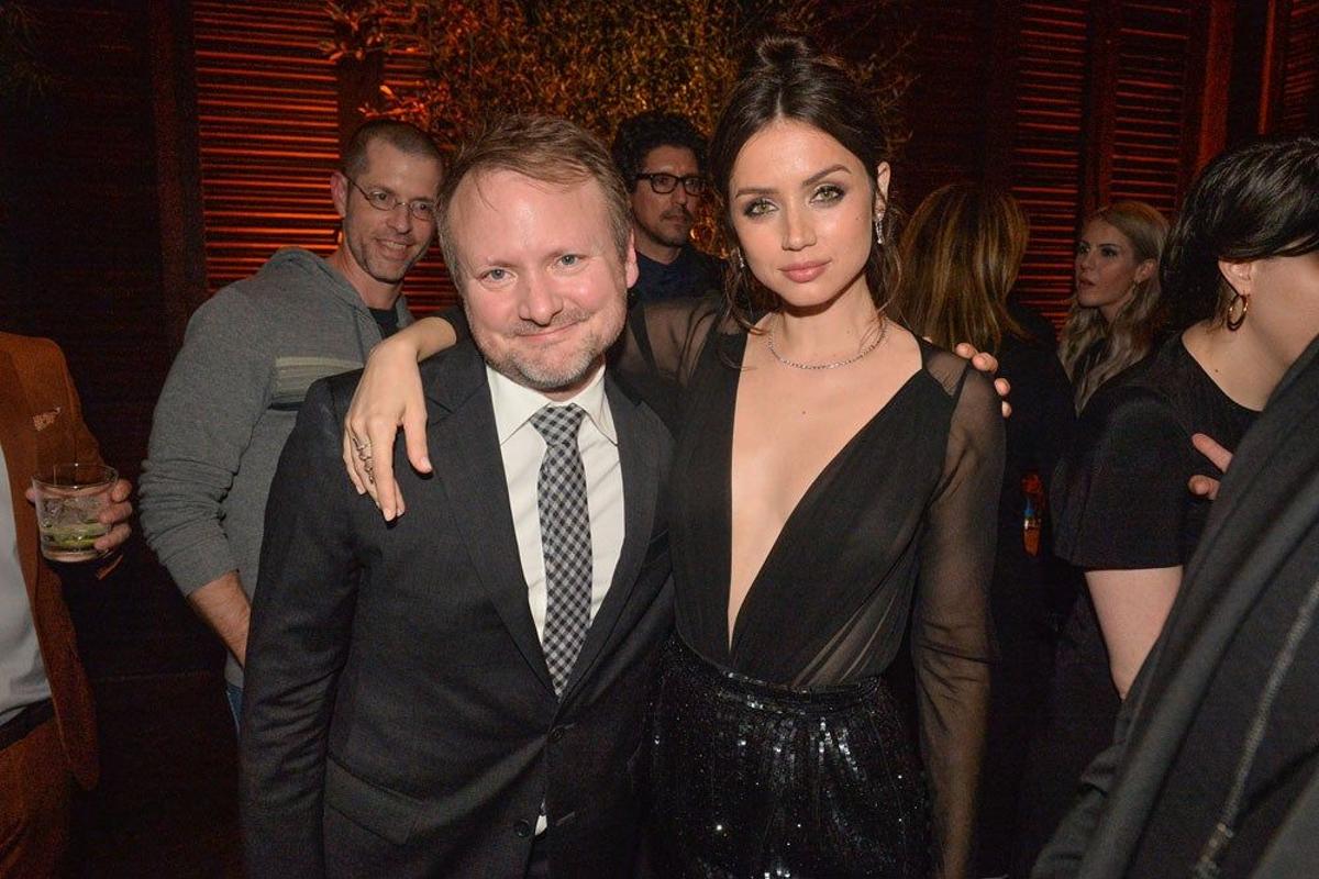 Ana de Armas junto al director Rian Johnson