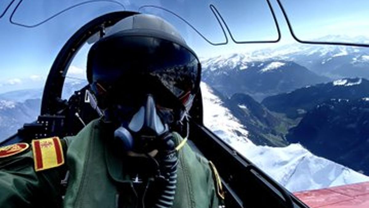 Un piloto prueba los nuevos aviones.