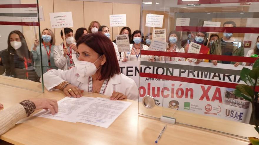 Protesta en el momento en el que entregan el escrito en el registro.
