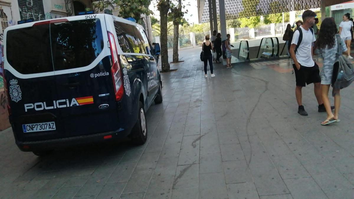 Un coche de Policía en la entrada a la Estación Intermodal.