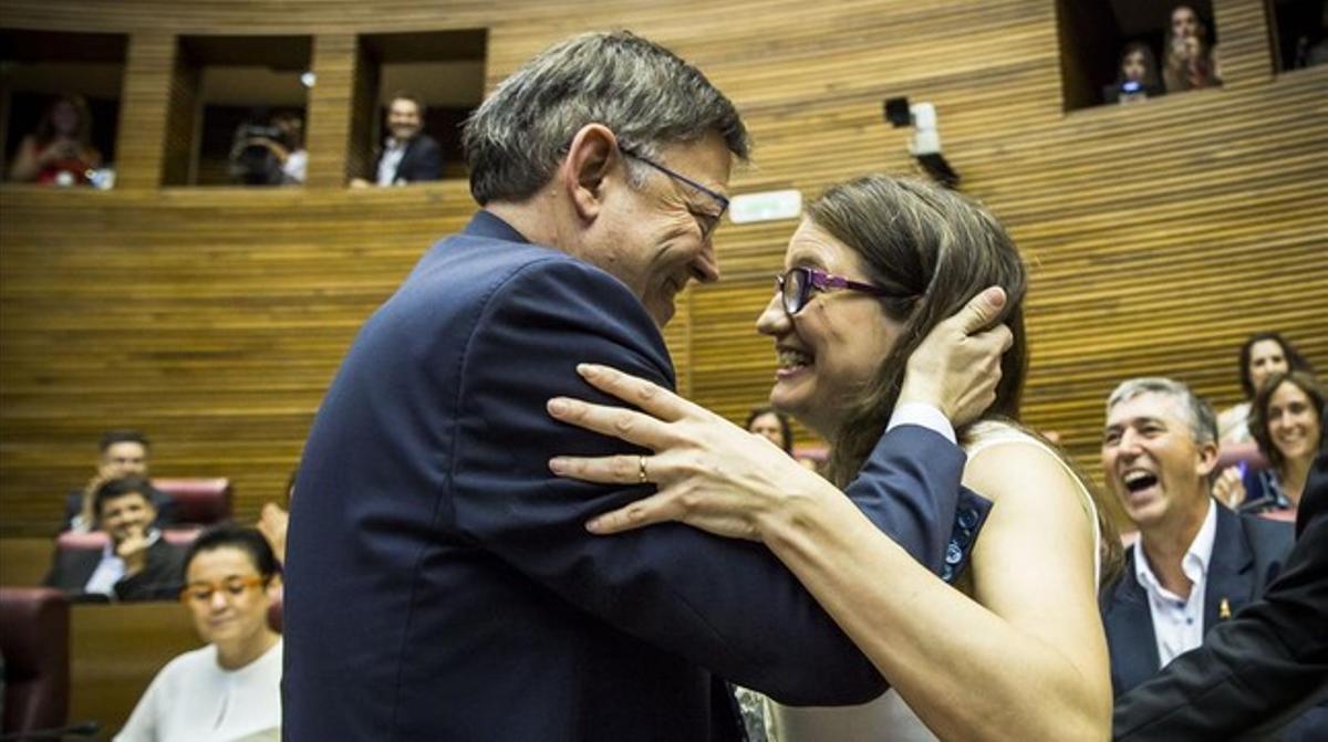 Ximo Puig i Mónica Oltra es fan una abraçada, aquest dijous, abans de la constitució de les Corts valencianes.