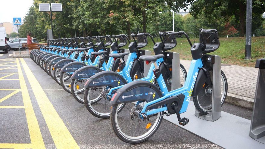 Parada con vehículos de BiciCoruña, el único servicio público de alquiler de bicicletas de la comarca junto con el de Arteixo. | | I. LÓPEZ/R. A.