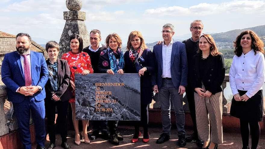 Los alcaldes de los municipios posan con un cartel que reproduce la postal-CD de la campaña. // E.G.