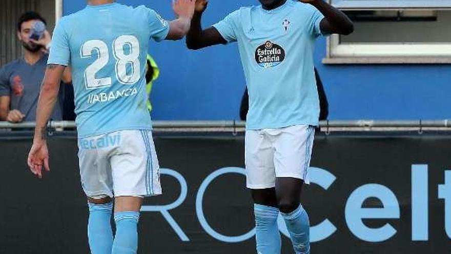 Aphe celebra su primer gol con el Celta en Portonovo. // Marta G. Brea