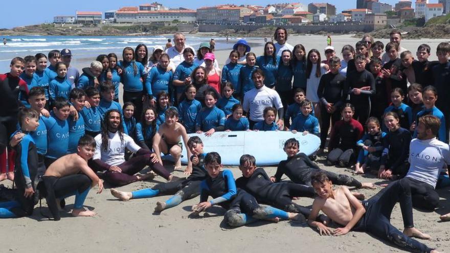 Alumnos del Otero Pedraio aprenden a través del surf
