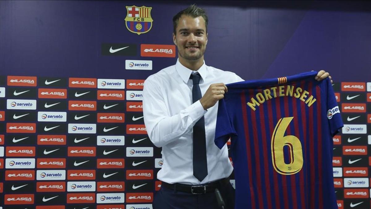 Mortensen luce orgulloso su nueva camiseta con el dorsal número 6