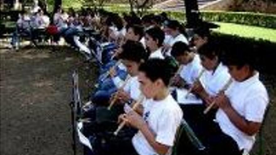 Estudiantes de sexto curso del colegio Juventud llenaron de música el parque de la Legión