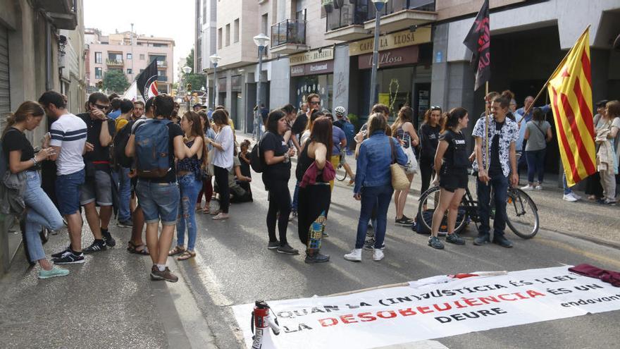 Concentració davant de la comissaria dels Mossos d&#039;Esquadra a Vista Alegre de Girona