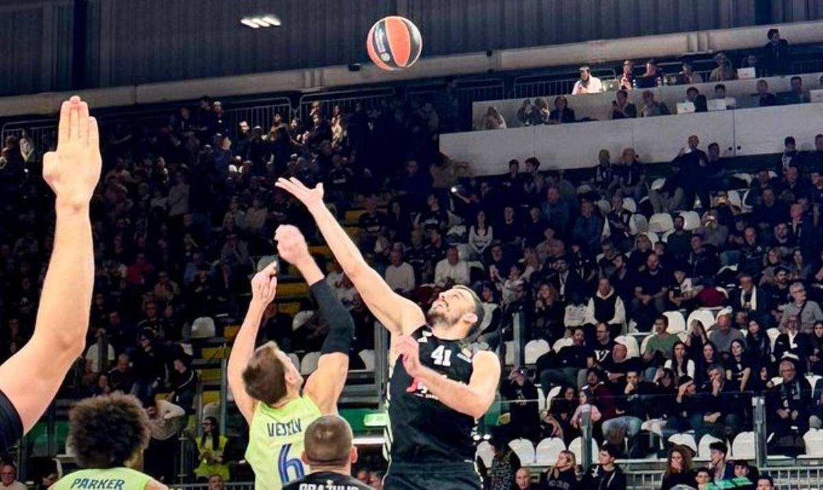 Vesely y Zizic luchan por un balón en el duelo en el Segafredo Arena