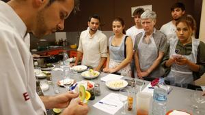 Uno de los profesores de Sabores taller de cocina alecciona a sus alumnos durante una sesión.