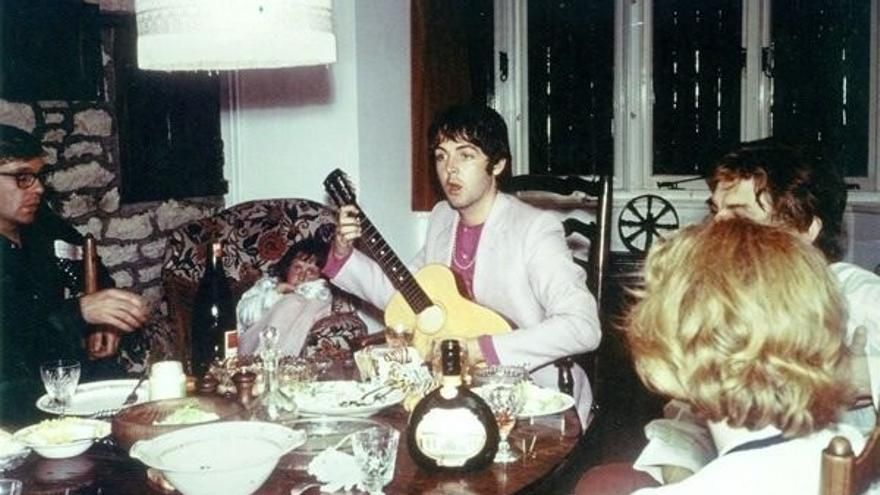 Paul McCartney, en casa del dentista Gordon Mitchell, en Harrold, en 1968.