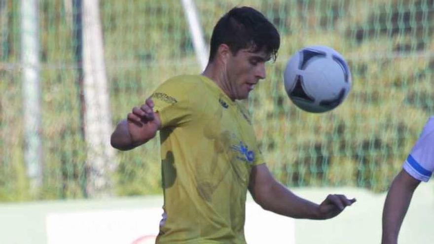 Un jugador del Sanxenxo controla el balón en otro partido. // J. Lores