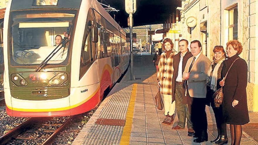 Las autoridades visitan el tren exprés