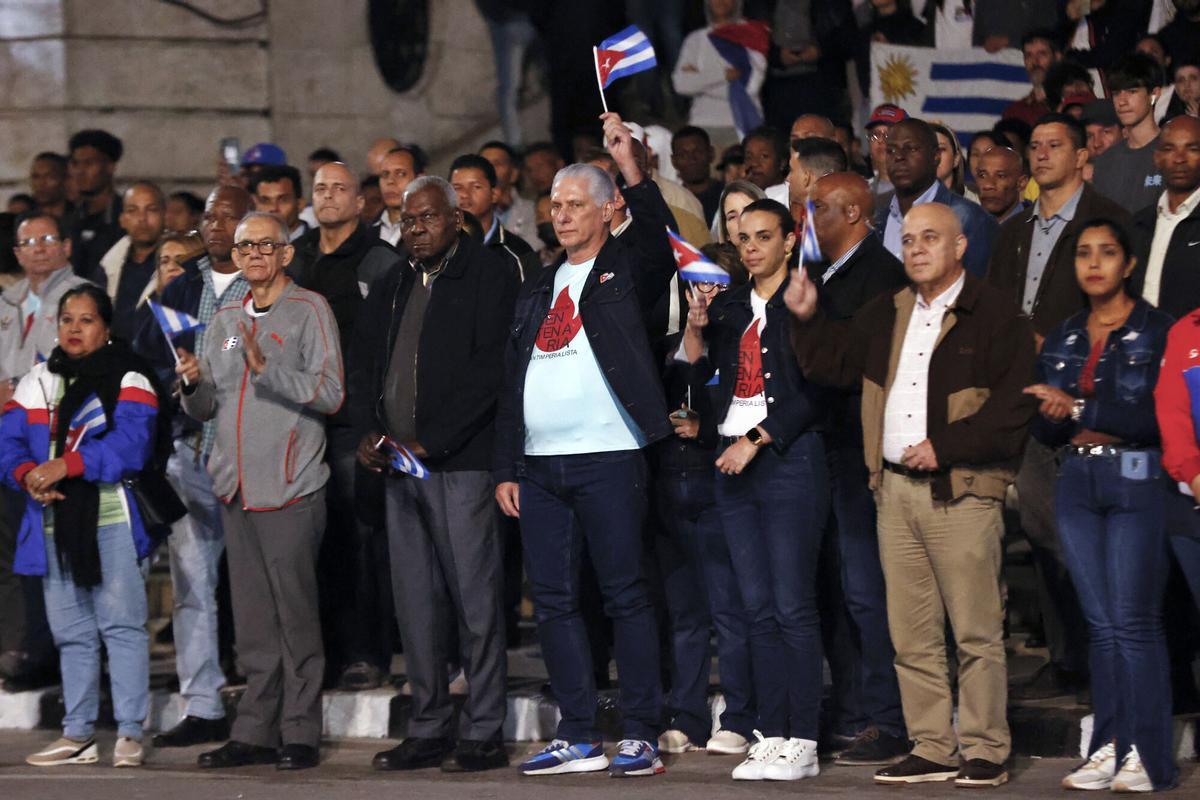 El presidente de Cuba, Miguel Diaz-Canel (c), participa en la marcha de las antorchas, en La Habana, en conmemoración del nacimiento de José Martí, padre de la independencia cubana.