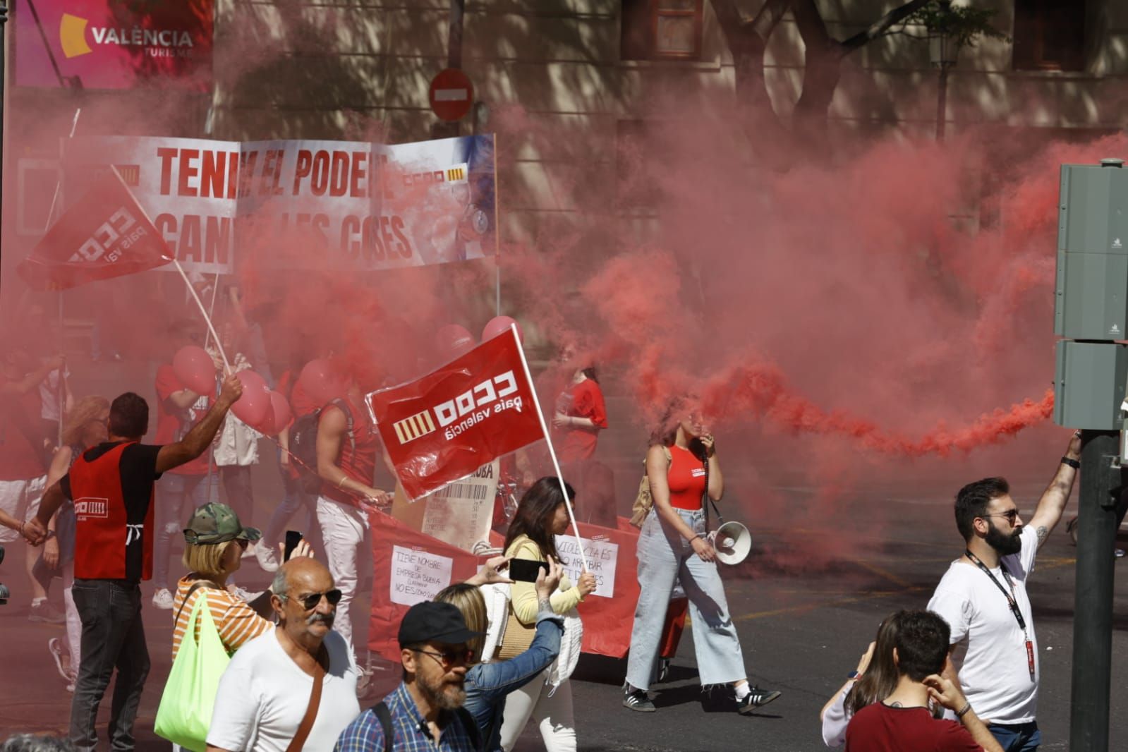 Miles de trabajadores festejan el Primero de Mayo en València