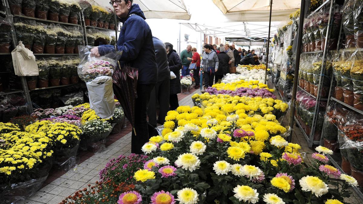 Numerosos clientes en el mercadillo de A Bandeira buscaron sus ramos y flores.