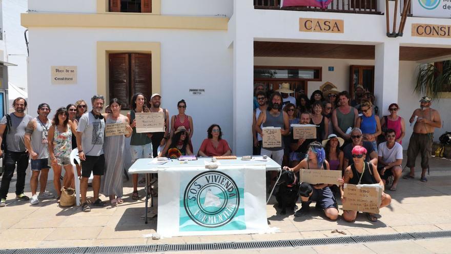 Miembros de la plataforma SOS Vivienda Formentera durante la concentración de protesta del jueves pasado.