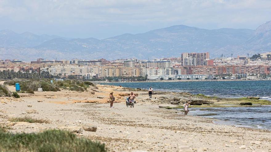 Ni rastro de los servicios que iba a recuperar la playa de perros de Agua Amarga