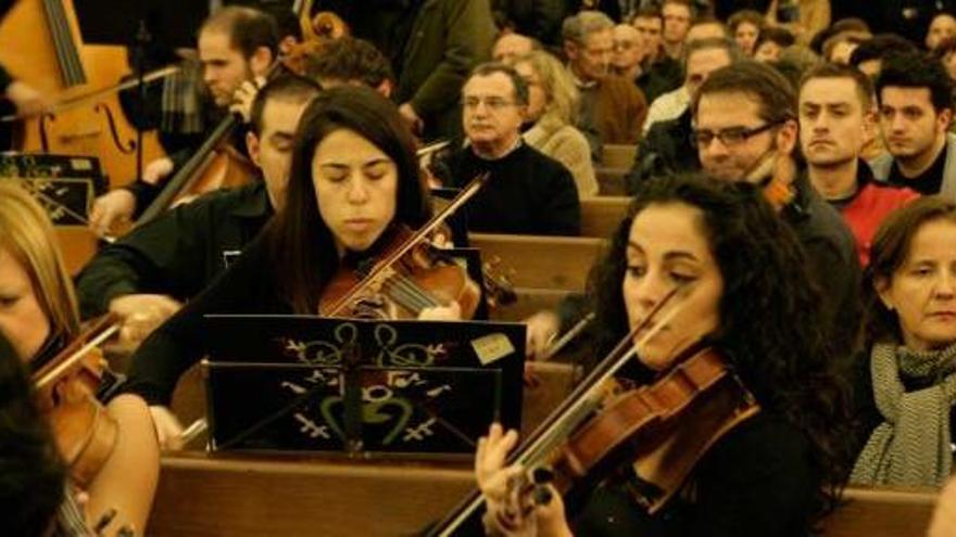 La Orquesta de los Adioses, durante un concierto celebrado en la iglesia de Piedras Blancas.