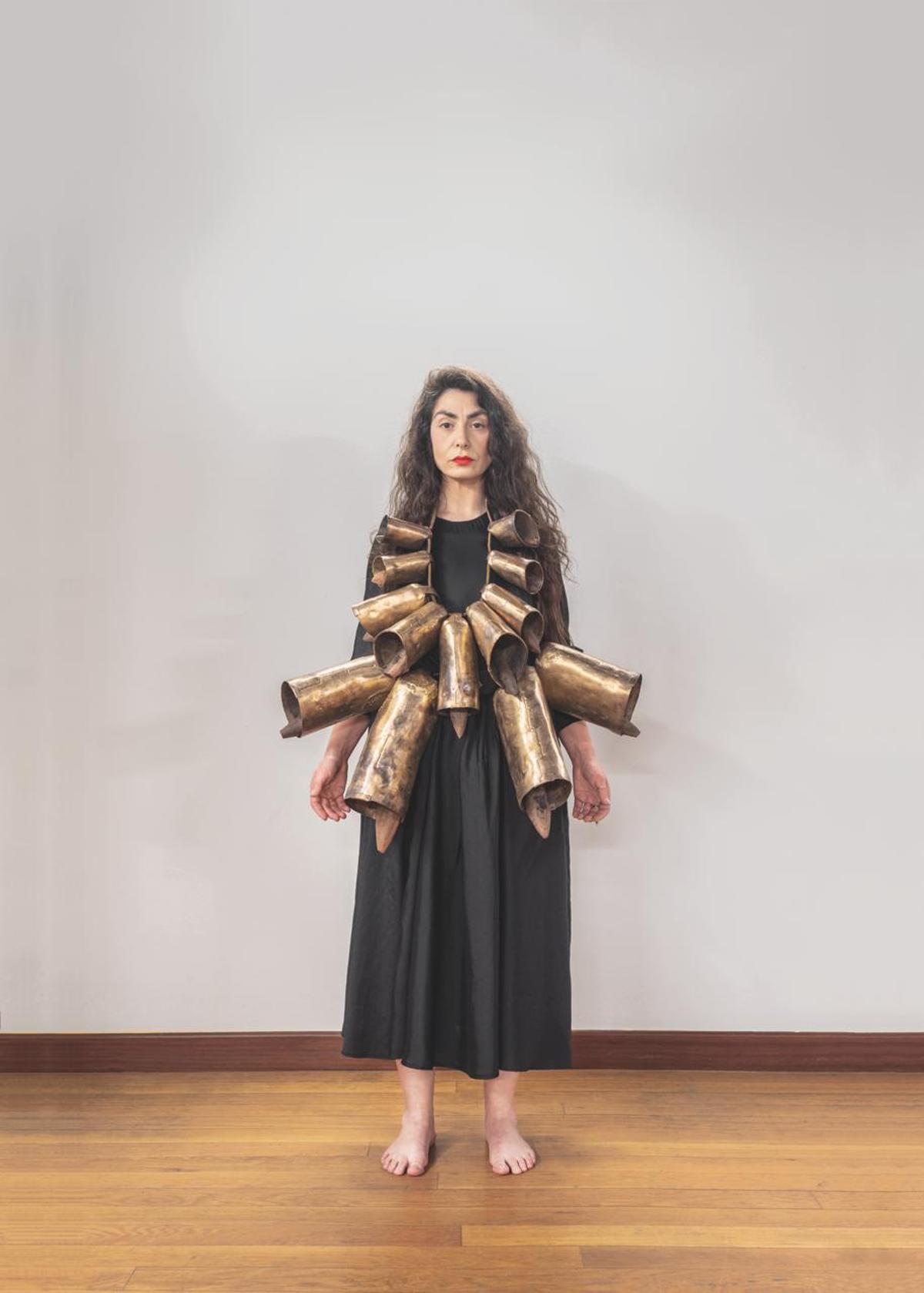 Monica Mura con su obra