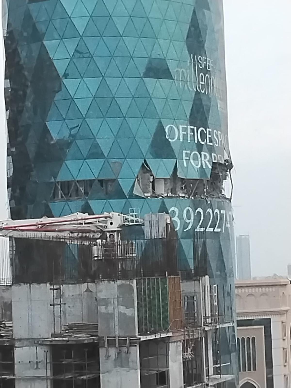 Las huellas del impacto de un ataque iraní en un edificio de Manama, la capital de Baréin.