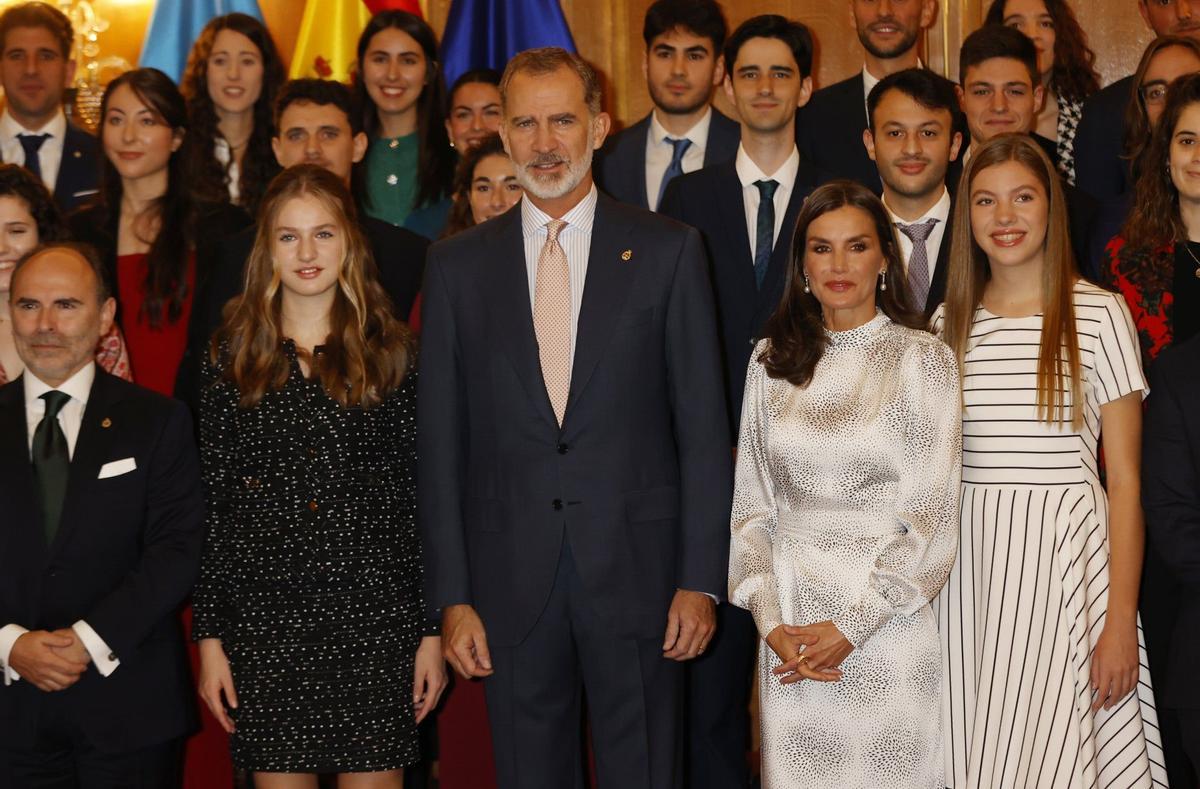 LOS REYES CON SUS HIJAS EN AUDIENCIA CON LOS GANADORES DE LOS PREMIOS A LA CARRERA UNIVERSITARIA EN OVIEDO