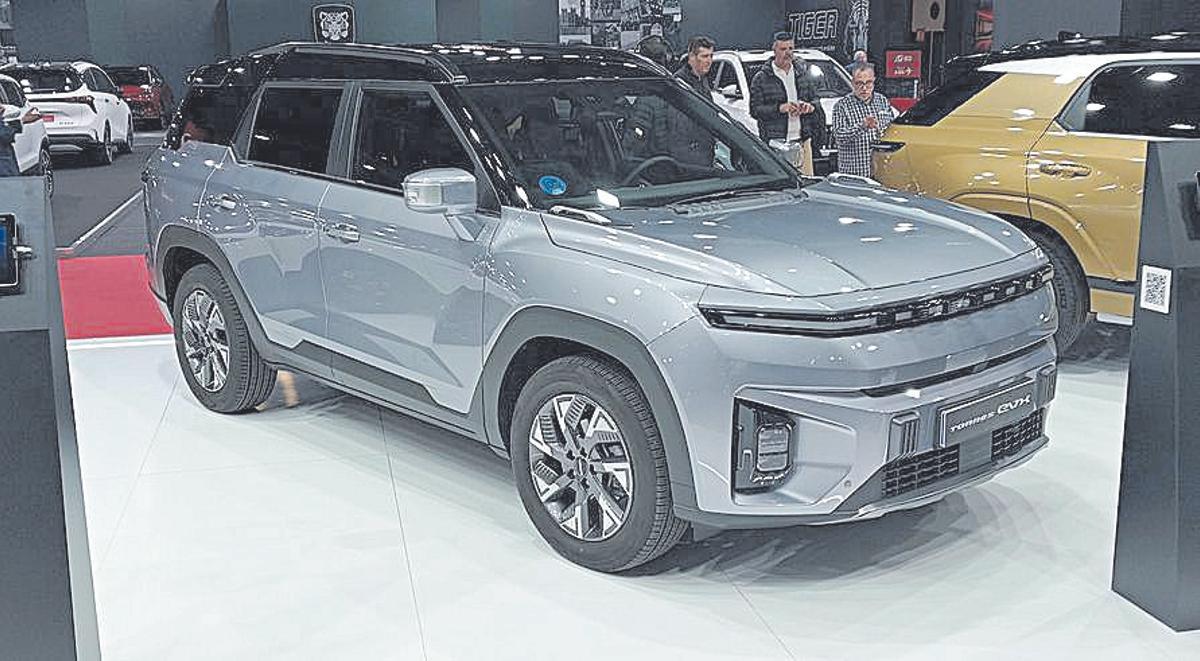 KGM Torres EVX es la versión 100 % eléctrica del KGM Torres un modelo que pertenece al segmento D-SUV. Llegará al mercado antes del verano y cuenta con un diseño atrevido y moderno. Es muy amplio por dentro y cuenta con un maletero de 839 litros (con 136 litros bajo el piso). Emplea una batería LFP (litio-ferrofosfato) para alimentar un motor de 207 CV y proponer una autonomía de 652 kilómetros en ciclo urbano. Su precio parte desde 34.500 euros.