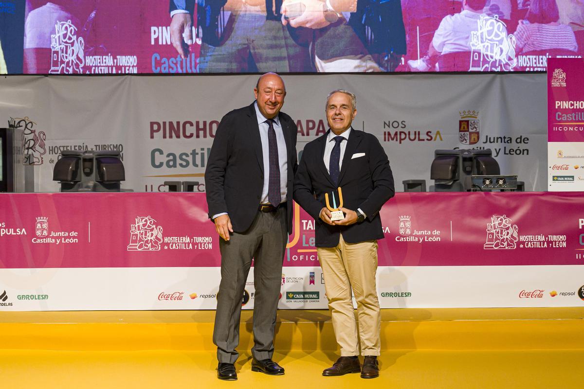Picnhos AA 0000 Layer 13Los presidentes de Hosturcyl y la Federación Andaluza de Hostelería.
