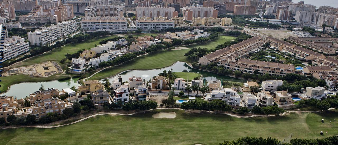 Viviendas integradas en el 
campo de golf de San Juan
Playa. rAFA ARJONES