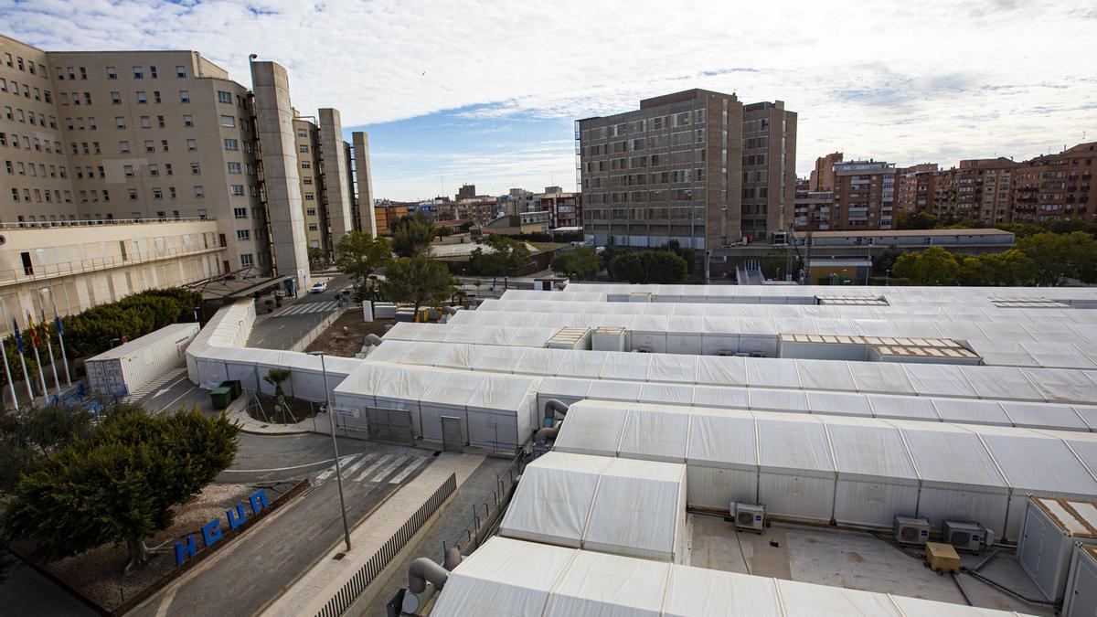 Vista del Hospital General de Alicante, con el hospital de campaña en primer plano.
