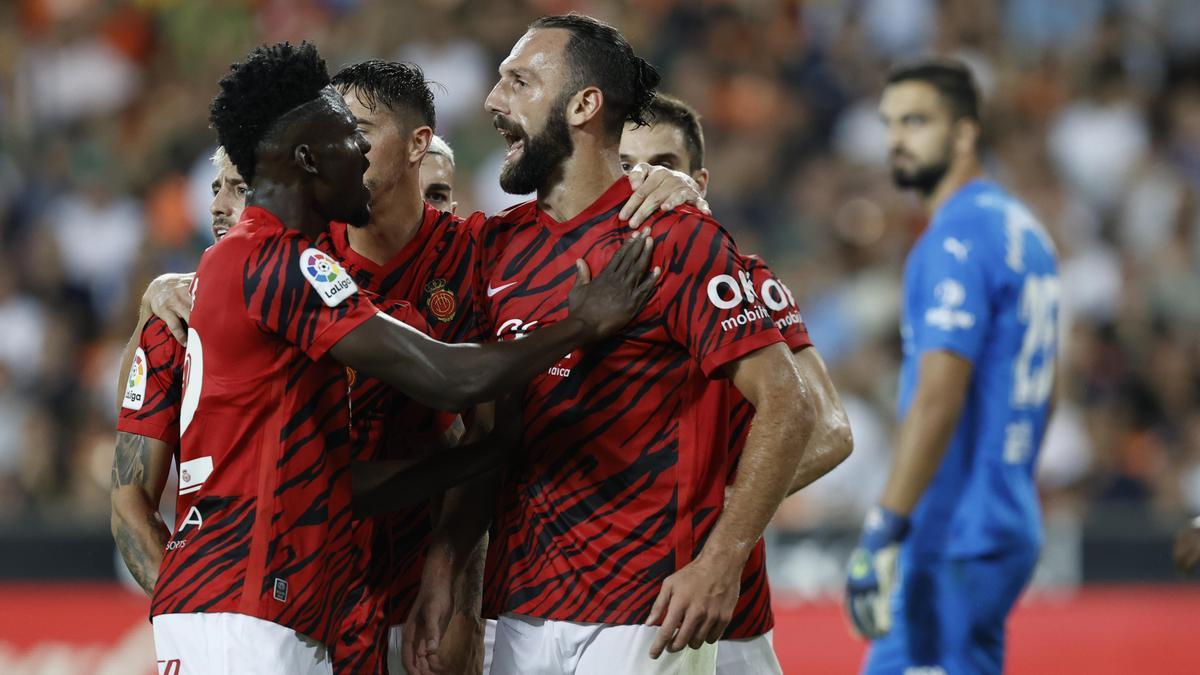 Muriqi celebra con sus compañeros el primer gol en Mestalla del equipo mallorquinista.