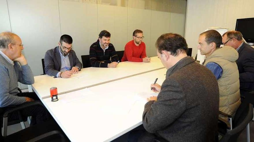 Vilariño, Casares y Medela firman el acuerdo con Crespo, José Antonio Rodríguez y Antonio Rodríguez, ayer, en el consistorio. // Bernabé/Javier Lalín